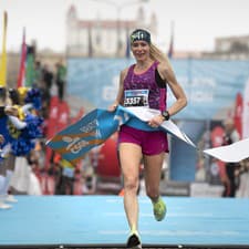 Na snímke víťazka v polmaratóne žien Zuzana Polohová v cieli podujatia ČSOB Bratislava Marathon. 