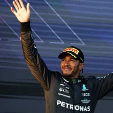 Lewis Hamilton je jazdcom Mercedesu.