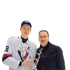 Otec Miro so synom Mirom jr. s dorasteneckou trofejou.