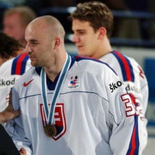 Na snímke Pavol Demitra prijíma gratuláciu od prezidenta IIHF René Fasela.