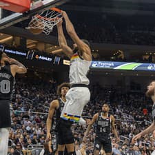 Francúzsky pivot Rudy Gobert (v strede)patrí dlhodobo medzi najlepších obrancov v NBA.