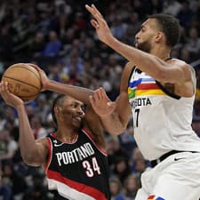 Francúzsky pivot Rudy Gobert (vpravo) patrí dlhodobo medzi najlepších obrancov v NBA.