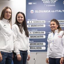 Na snímke zľava Tereza Mihalíková, Viktória Hrunčáková (Slovensko), Jasmine Paoliniová a Elisabetta Cocciarettová (Taliansko) pózujú počas žrebu kvalifikácie na tenisový turnaj Pohára Billie - Jean Kingovej Slovensko - Taliansko.