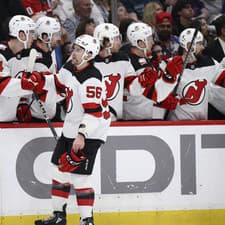 Slovenský hokejista v drese New Jersey Devils Tomáš Tatar (vpravo) sa teší z gólu, ktorý strelil jeho spoluhráč Erik Haula