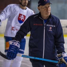 Na snímke zľava Marek Hrivík a tréner slovenskej hokejovej reprezentácie Craig Ramsey počas tréningu slovenskej hokejovej reprezentácie.