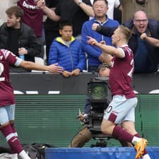 Jarrod Bowen (West Ham) vpravo oslavuje gól proti Arsenalu.