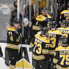 Hokejisti Bostonu Bruins odchádzajú z ľadu po prehre 3:6 v druhom zápase 1. kola play off.
