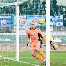 Brankár Slovana Adrián Chovan inkasuje gól počas odvetného zápasu semifinále Slovnaft Cupu MFK Skalica a ŠK Slovan Bratislava.