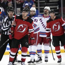Hokejisti New Jersey Devils prehrali doma s New York Rangers aj druhý zápas.