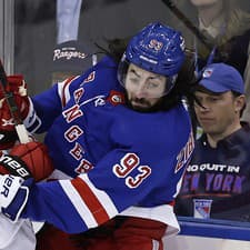 Jack Hughes (New Jersey) v súboji s Mikom Zibanejadom (Rangers).