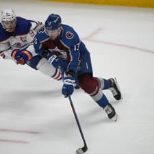 Valerij Ničuškin (Colorado) a Connor McDavid (Edmonton)