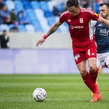 Aleksandar Čavrič (Slovan Bratislava) v súboji s Nicolasom Gorositom (B.Bystrica).