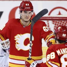 Slovenský hokejista Adam Ružička (vľavo) v drese Calgary Flames.