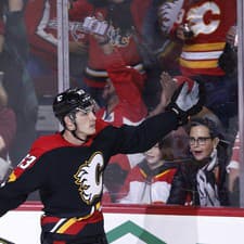 Slovenský hokejista Adam Ružička v drese Calgary Flames.