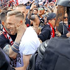 Roman Procházka sa raduje po zápase s fanúšikmi.