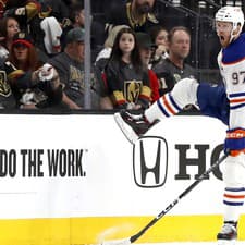 Kapitán Edmontonu Oilers Connor McDavid sa teší po strelení gólu.