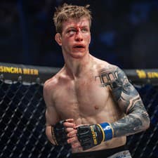 Český MMA zápasník Jakub Tichota bojoval napriek zraneniu. 