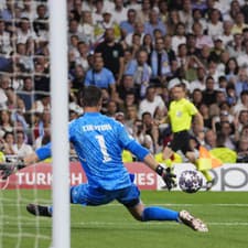 Hráč Manchesteru Cit Kevin De Bruyne (vpravo) strieľa cez brankára Realu Madrid Thibauta Courtoisa vo futbalovom zápase semifinále Ligy majstrov Real Madrid - Manchester City.
