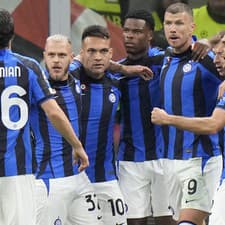 Futbalista Interu Miláno Edin Džeko (druhý vpravo) sa teší po strelení úvodného gólu.