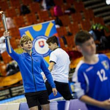 Nadácia Slovenského olympijského a športového výboru (SOŠV) opäť pomáha mladým športovcom do 18 rokov na ceste za splnením ich snov a prerozdelí medzi nich v rámci grantového programu Ukáž sa! tisíce eur. 