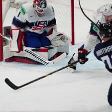 Fínsky hokejista Teemu Hartikainen strieľa gól v zápase základnej A-skupiny Fínsko - USA na MS 2023