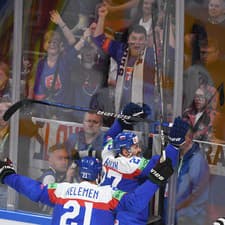Na snímke slovenskí hokejisti sa tešia po góle.