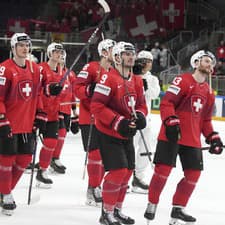 Hokejisti Švajčiarska oslavujú víťazstvo nad Kazachstanom na MS v Rige.
