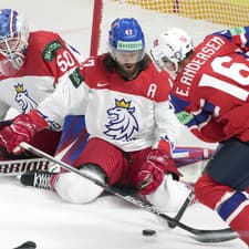 Nórsky hráč Ole Einar Andersen (vpravo) bojuje o puk s Čechom Michalom Jordanom (uprostred) a českým brankárom Janom Košťálekom (vľavo).