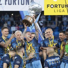 Majstrovská oslava hráčov Slovana Bratislava po prevzatí pohára pre víťaza Fortuna ligy 2023.