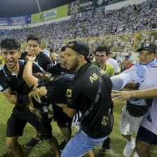 Obrovská tragédia v Salvádore, pri tlačenici na futbalovom zápase zomrelo 12 ľudí.