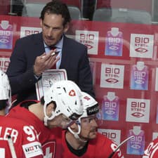 Tréner švajčiarskej hokejovej reprezentácie Patrick Fischer dáva na striedačke pokyny svojim zverencom.