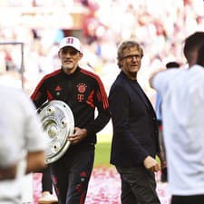 Tréner Bayernu Thomas Tuchel s trofejou za víťazstvo v Bundeslige.