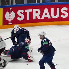 Lotyšský útočník Roberts Bukarts oslavuje gól v súboji o bronz na MS 2023.