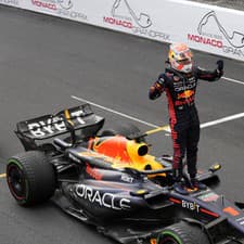 Holandský pilot formuly 1 Max Verstappen z tímu Red Bull oslavuje víťazstvo vo Velkej cene Monaka na okruhu v Monte Carlo.