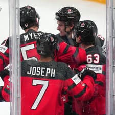 Hokejisti Kanady sa radujú vo finále MS 2023 proti Nemecku.