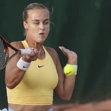 Anna Karolína Schmiedlová počas zápasu prvého kola Roland Garros.