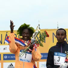 Samuel Kiplimo Kosgei (v strede) sa v roku 2015 takto tešil z víťazstva v Košiciach.