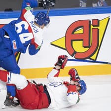 Slovenský obranca Patrik Koch (vľavo) atakuje tvrdým bodyčekom českého hokejistu Filipa Chlapíka na MS v Rige.