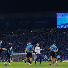 Slovenský futbalový reprezentant v drese Interu Miláno Milan Škriniar (druhý sprava).