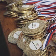 Pre účastníkov Olympijského dňa sú pripravené medaily.