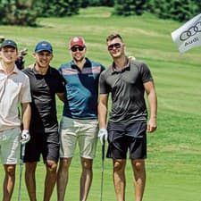 Fehérváry (druhý vľavo) si vo štvrtok zahral golf na Táloch spoločne s útočníkom Calgary Ružičkom (vpravo).