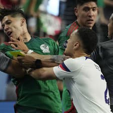 Zápas USA s Mexikom sa poriadne zvrhol.