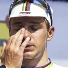 Remco Evenepoel sa pri dojazde do cieľa neubránil emóciam.