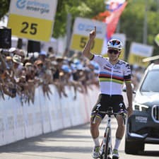 Remco Evenepoel sa pri dojazde do cieľa neubránil emóciam.