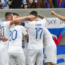 Na snímke slovenskí futbalisti sa tešia z gólu počas zápasu kvalifikácie ME 2024 Island - Slovensko.