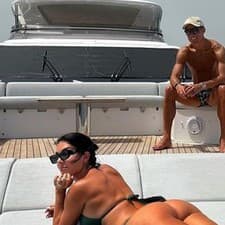 Georgina Rodriguezová ohuruje dokonalým telom počas dovolenky na luxusnej jachte pri pobreží Sardínie.