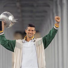 Novak Djokovič s trofejou pre víťaza Roland Garros.