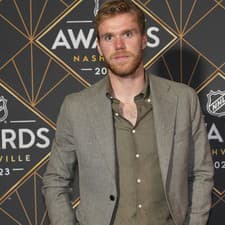 Útočník Edmontonu Connor McDavid získal tretíkrát v kariére Hartovu trofej pre najužitočnejšieho hráča sezóny v zámorskej NHL. 