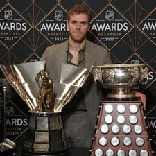 Útočník Edmontonu Connor McDavid získal tretíkrát v kariére Hartovu trofej pre najužitočnejšieho hráča sezóny v zámorskej NHL. 