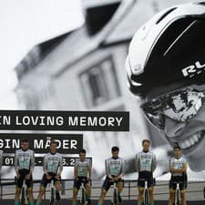 Pri predstavení účastníkov Tour de France sa držala minúta ticha za zosnulého Mädera.